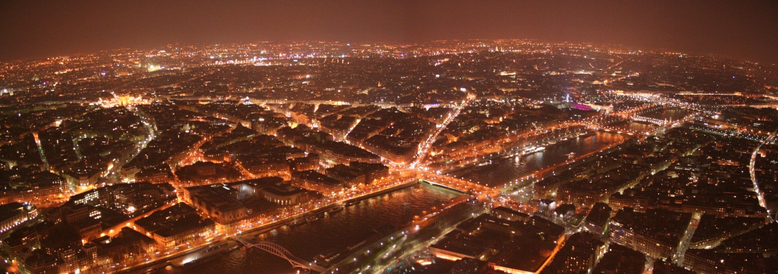 Paris in der Nacht. Aussicht auf die Nord-Ost Seite aus dem Eiffelturm.