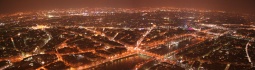 Paris in der Nacht. Aussicht auf die Nord-Ost Seite aus dem Eiffelturm.